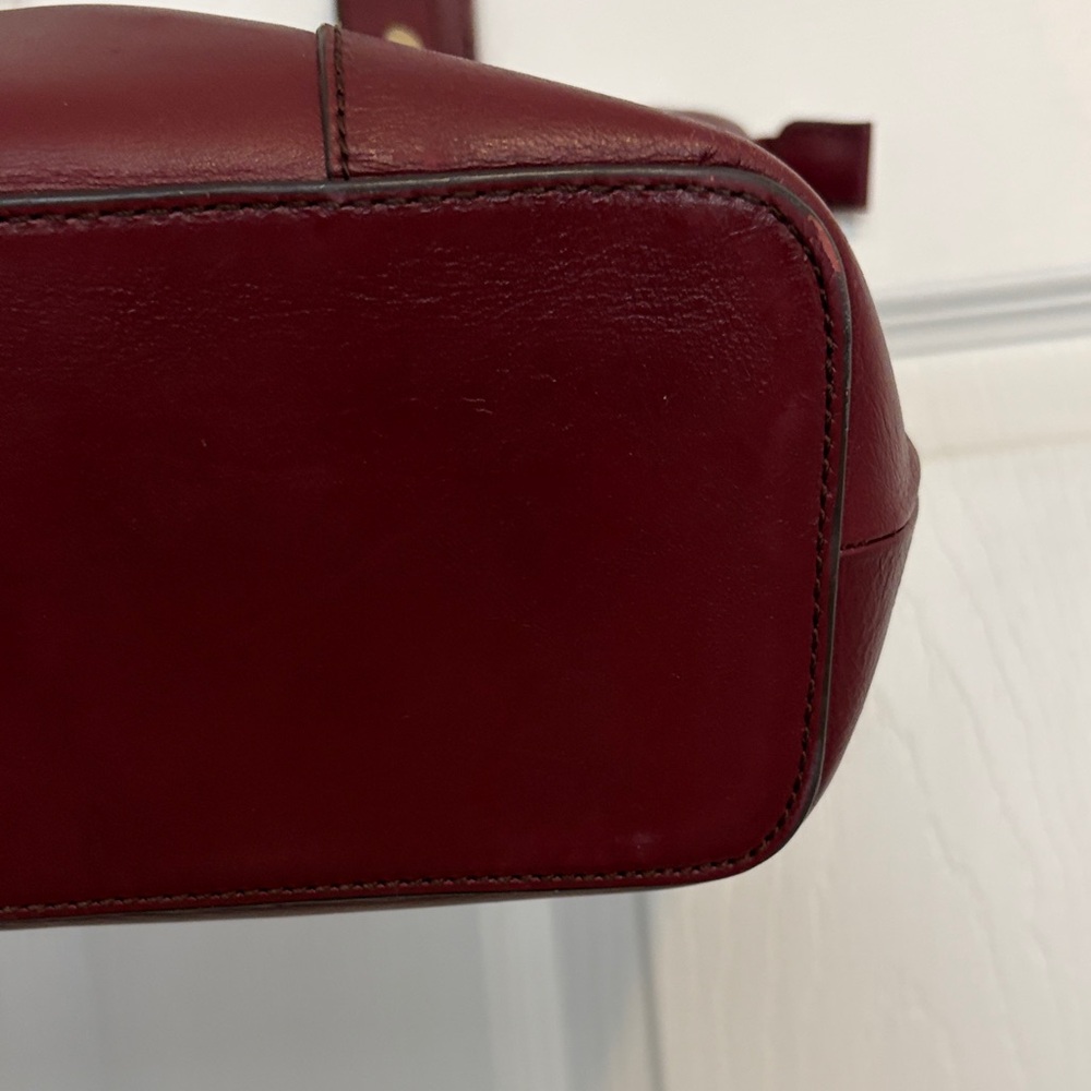 A Etienne Aigner Elegant Burgundy Leather Tote Bag. - Picture 12 of 13